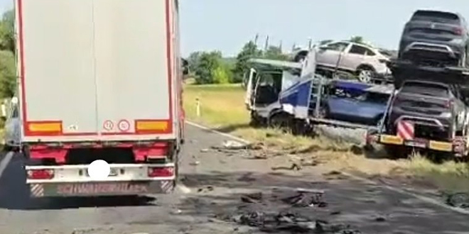 TEŠKA NESREĆA Dvoje mrtvih u sudaru auta i kamiona