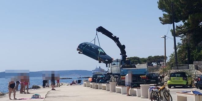 UZ SVAĐU Maknuta automobilska olupina na putu prema šetnici na Firulama