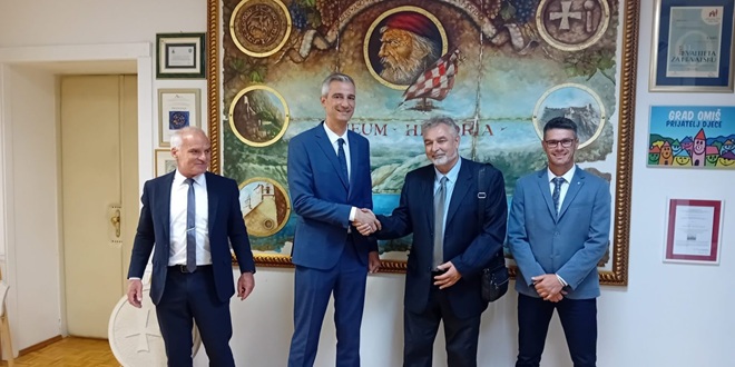 OMIŠ Gradonačelnik Zvonko Močić preuzeo vlast