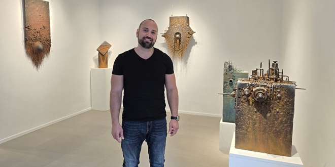 Distopijske SF skulpture, reljefi i instalacije makarskog umjetnika Vice Glibote oduševile Crikveničane