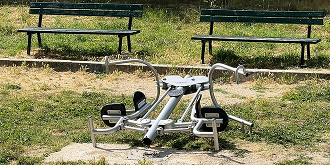 APEL S PUJANKI: 'Polomljena sprava u street workout parku predstavlja opasnost za mališane'