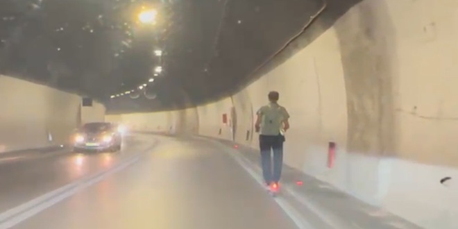 ROMOBILOM KROZ MARJANSKI TUNEL Prizor stvara nelagodu