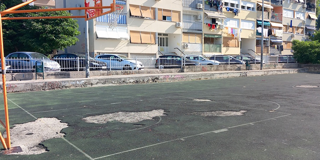 FOTO Oštećena podloga na školskom košarkaškom igralištu na Plokitama 