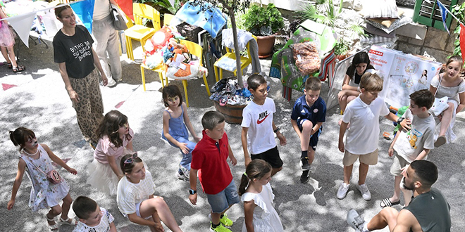FOTOGALERIJA Splitski buvljak 'Bitno da su djeca dobro' spojio humanost, kulturu i veselje