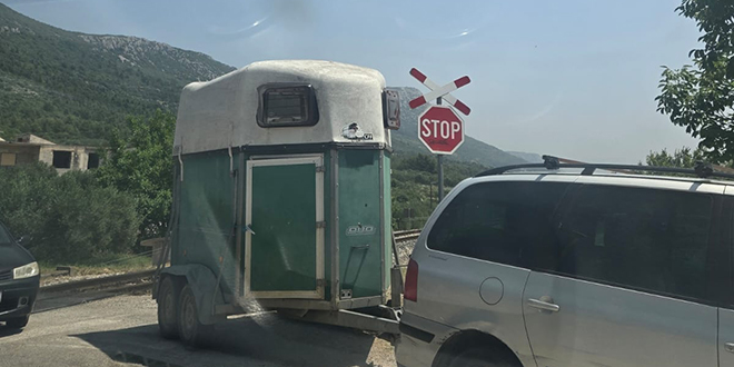 Netko vezao magare pokraj pruge u Kaštelima?! Na noge se podigli komunalci i HŽ Infrastruktura