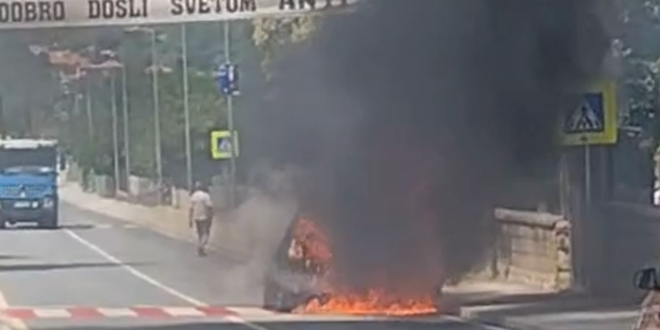 VIDEO Vatra progutala automobil kraj crkve sv. Ante, pogledajte snimku