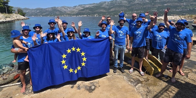 FOTOGALERIJA Korčulanski volonteri čistili Medvinjak u sklopu europske kampanje #EUBeachCleanup