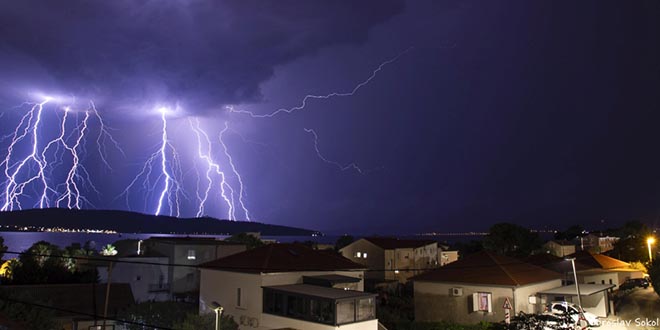 FOTOGALERIJA Pogledajte 'ples' munja snimljen iz Kaštela