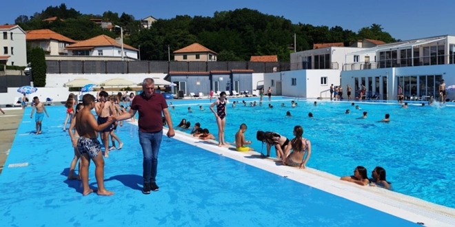 Počela nova kupališna sezona na Gradskom bazenu u Sinju