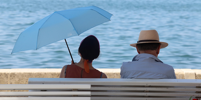 FOTOGALERIJA Vrućina Splićane otjerala na plaže, tek su rijetki jutros bili na Rivi 