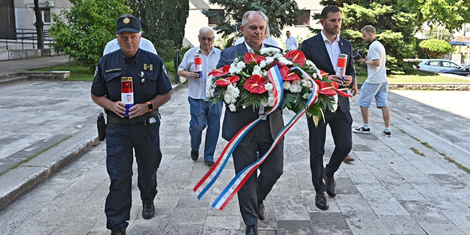 FOTOGALERIJA Uoči Dana antifašističke borbe položeni vijenci i zapaljene svijeće