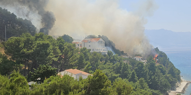 MORH: Evakuirali smo 25 osoba s područja Marušića, požare gasi pet protupožarnih aviona