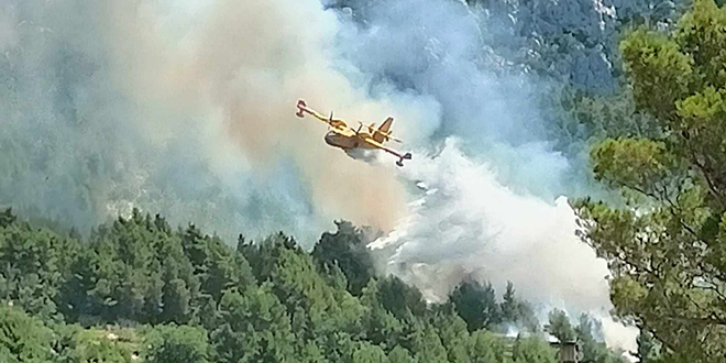 Ugašen požar na Velikom brdu iznad Makarske