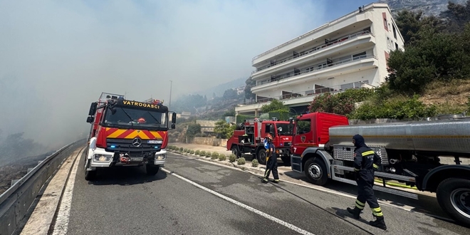 POLICIJA JAVLJA Otvorena cesta od Omiša do Makarske