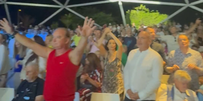 TKO JE LUD DA SPAVA Ovo je 'najluđi' dio koncerta na Žnjanu, svi su se digli na noge, pogledajte video snimljen sat i pol nakon ponoć!
