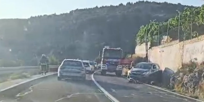 PROMETNA KOD TROGIRA Sudar dva automobila i motora