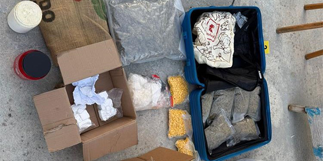 RAZBIJENA DILERSKA SKUPINA: Šibenska policija našla 5 kg raznih droga, tisuće eura, zolju, tromblonske mine, bacač raketa...