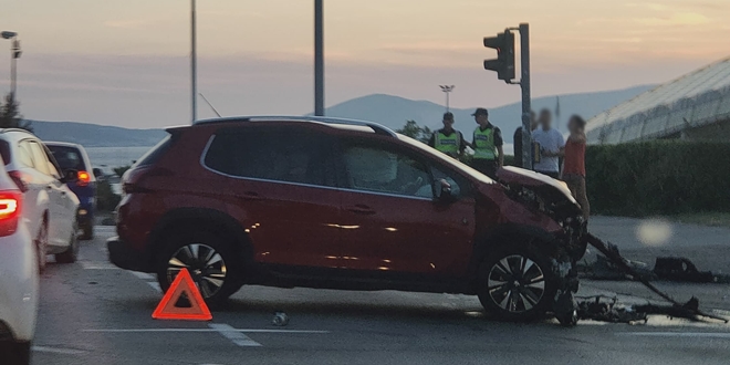 PROMETNA KOD POLJUDA Sudarila se dva automobila