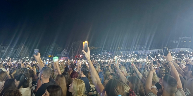 ČAROLIJA SA STAROG PLACA Publika je upalila svjetla na mobitelima i stvorila nezaboravnu scenu