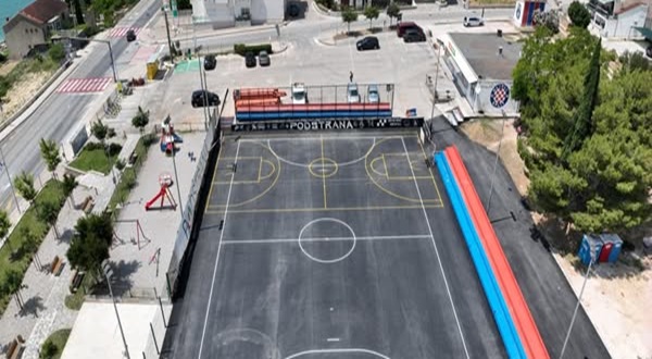 FOTO/VIDEO Dovršeni radovi na igralištu u Podstrani, na Petrićevu