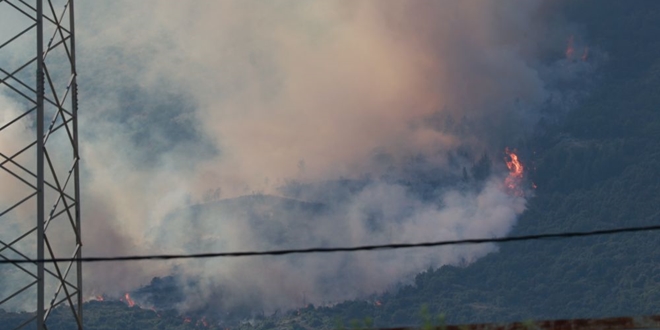 FOTO/VIDEO Vatrogasci će ostati cijelu noć na Kozjaku, otvorenog plamena više nema