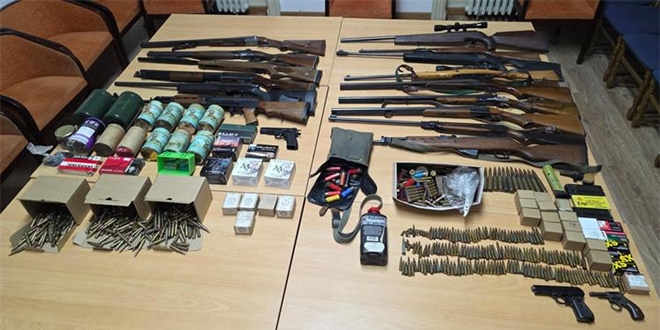 U pretrazi pronađeno oružje, streljivo, bombe i droga