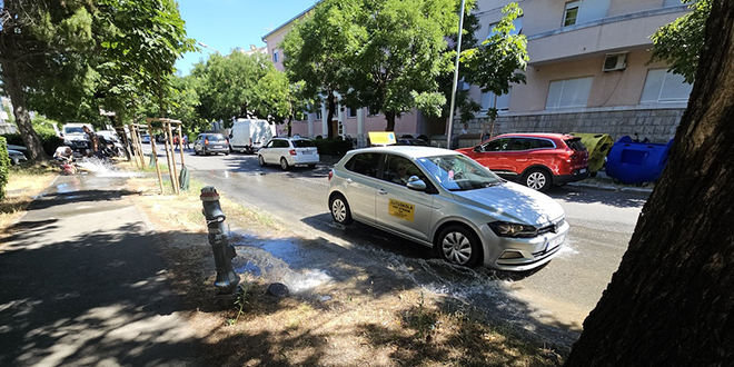 FOTOGALERIJA Ventil pukao, voda potekla: Lokve na cesti ispred zgrade splitske policije