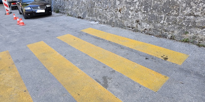 Splićane zbunila žuta 'zebra' kraj Tvrđave Gripe. Vodi u zid