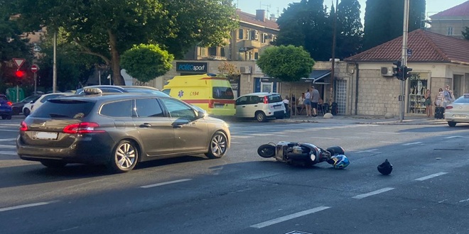 FOTO Oboren motociklist, prevezen je u bolnicu