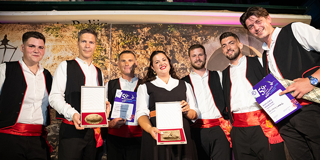 FOTO/VIDEO Mješovita klapa Ivo Lozica pokorila Omiš
