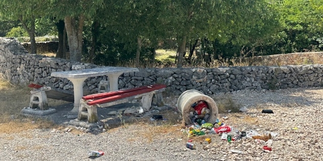 Vandalski napad na Kevinu jamu: Razbijene klupe i razbacano smeće, policija zaprimila prijavu