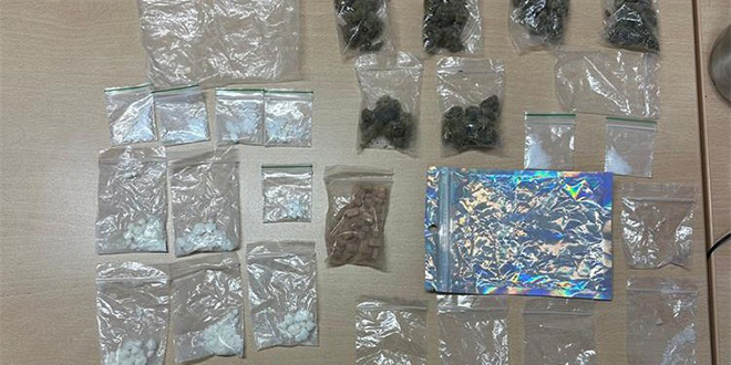 Mladi stranac policiji predao vrećicu s raznim drogama
