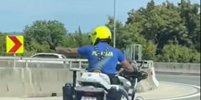 VIDEO Policajac pomogao osloboditi cestu unesrećenim turistima
