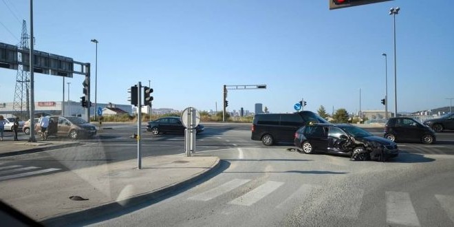 Sudar triju vozila u Kaštelima, policija na terenu