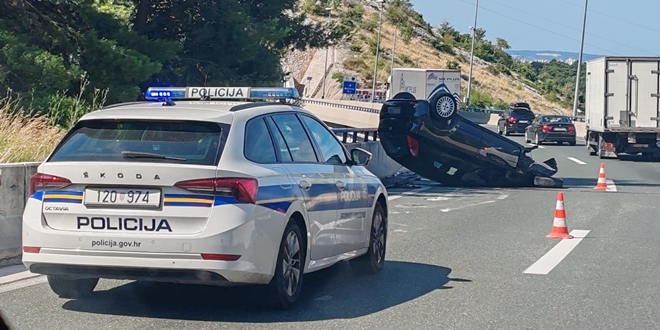 PROMETNA NA BRZOJ CESTI Prevrnuo se automobil prije Mačkovca