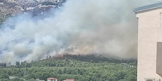 POŽAR NA KOZJAKU: U gašenju sudjeluju tri kanadera i 115 vatrogasaca