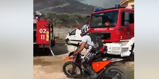 KAKVA GESTA! Mladić u Kaštelima motociklom dostavlja vodu vatrogascima, kupili su je građani