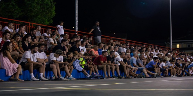 Polufinalna večer u Podstrani: Lokalni derbi, veliki favoriti i finale branitelja
