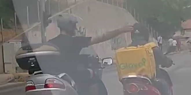 VIDEO Skuteraš za vrijeme vožnje udario dostavljača