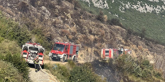 Veliki požar u Kaštelima još uvijek nije proglašen ugašenim