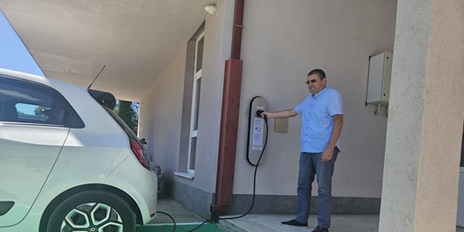 Punionica za električna vozila postavljena u OŠ Marka Marulića
