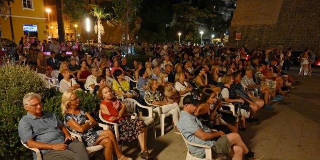 SPLI'SKI LITNJI KOLURI Večeras u programu Pop rock cabaret