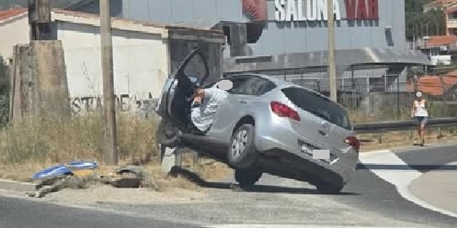 PROMETNA U SOLINU Automobilom izletio s kolnika i zabio se u stup
