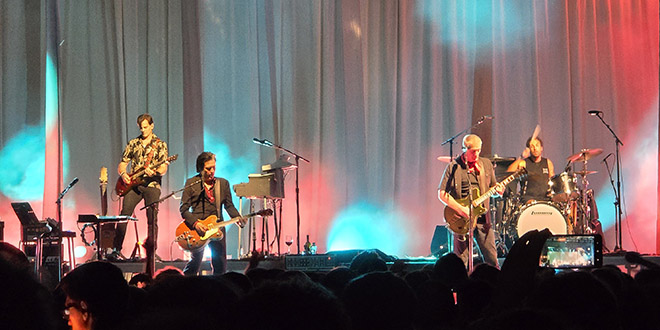 Queens of the Stone Age: Energija koja te brutalno udara u prsa