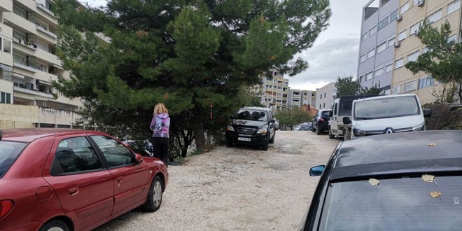 GOTOVO S MAKADAMOM Na Gripama se razmatra gradnja garaže, zemljište je spremno za gradnju