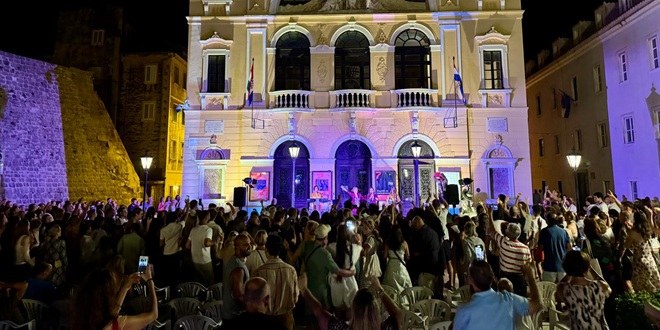 FOTO/VIDEO: SPLI'SKI LITNJI KOLURI Na Trgu Gaje Bulata Abbazia rasplesala publiku