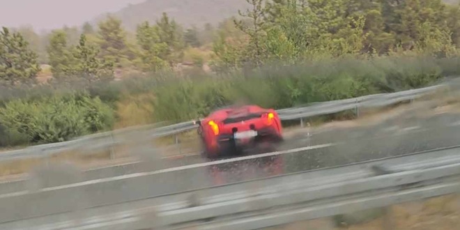 NA DALMATINI Ferrari SF90 završio u ogradi