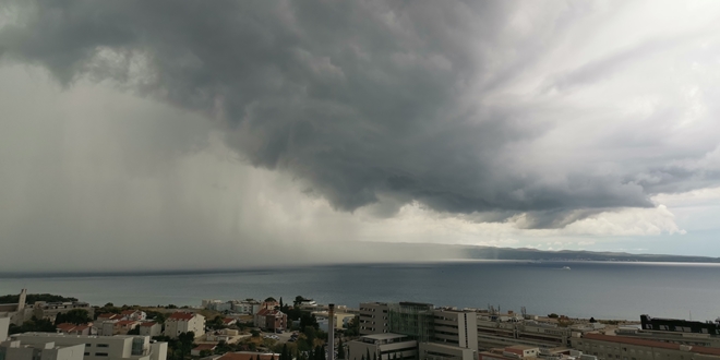 FOTOGALERIJA Split pod sivim oblacima