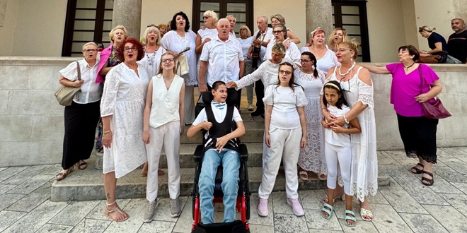 FOTO/VIDEO Marjanke zapjevale na Pjaci Oliveru u čast