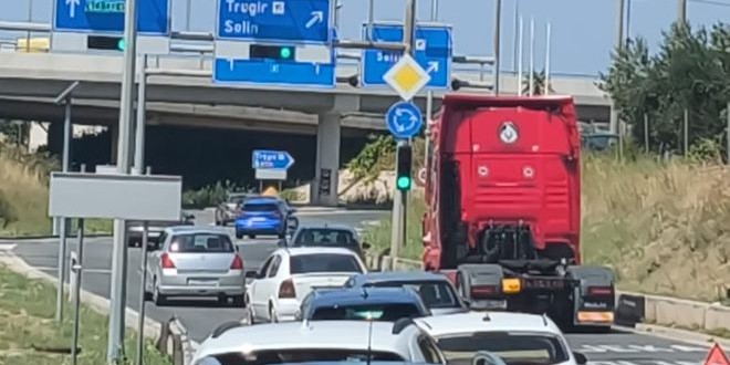 Kamion u kvaru, nastala gužva